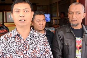 Ketua KPU Kuningan saat menyampaikan klarifikasi terkait video insiden GOR Ewangga.